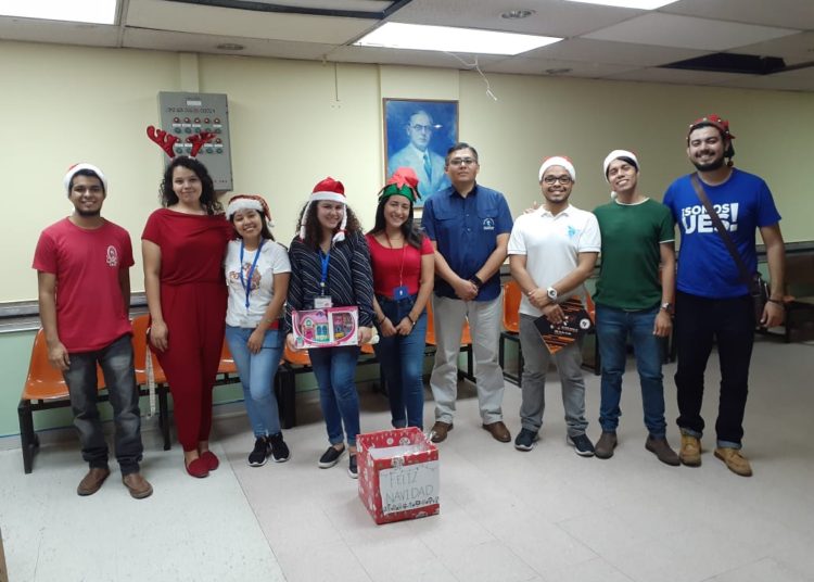 Estudiantes de la UES entregan juguetes a niños del Hospital Benjamín Bloom