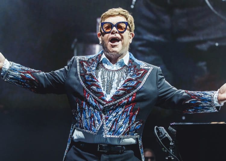 Elton John reveló por qué tuvo que usar pañales durante un show en Las Vegas