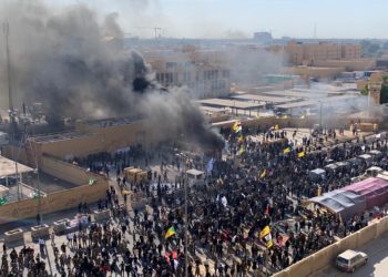 (VIDEO) Manifestantes entran por la fuerza a la embajada de EE.UU. en Irak