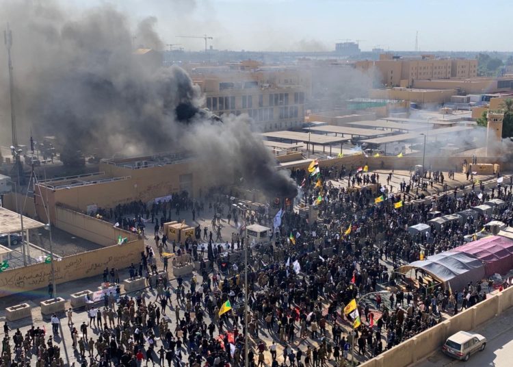 (VIDEO) Manifestantes entran por la fuerza a la embajada de EE.UU. en Irak