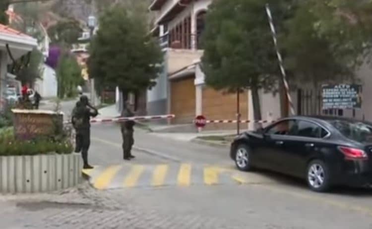 Encapuchados intentaron ingresar a la embajada de México en Bolivia con dos autos diplomáticos