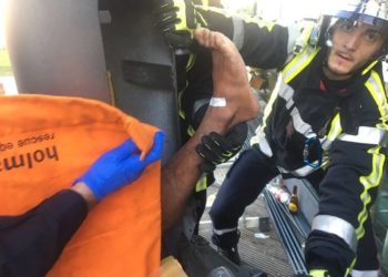 Hombre queda atrapado dentro de un poste de luz cuando intentaba recuperar su celular