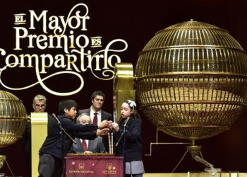 (VIDEO) Periodista celebra en directo que ganó la lotería, pero en realidad no lo ganó