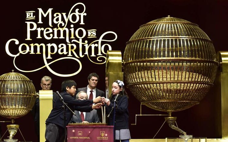 (VIDEO) Periodista celebra en directo que ganó la lotería, pero en realidad no lo ganó