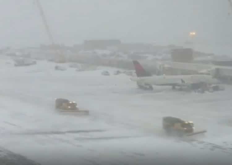 (VIDEO) Poderosa tormenta invernal avanza por todo EE.UU. y se enfoca en noreste