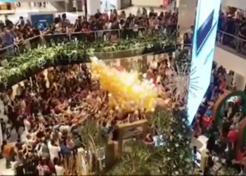 (VIDEO) Cinco personas son hospitalizadas tras una estampida por una promoción de Navidad