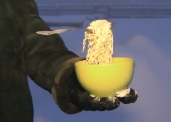 (VIDEO) Fideos instantáneos se congelan en el aire de Siberia