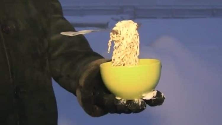 (VIDEO) Fideos instantáneos se congelan en el aire de Siberia