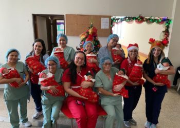 Enfermeras diseñan botas navideñas para abrigar a bebés en el Hospital San Rafael