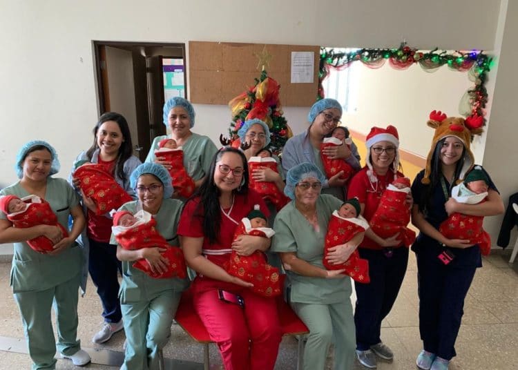 Enfermeras diseñan botas navideñas para abrigar a bebés en el Hospital San Rafael