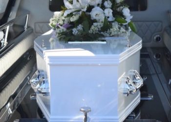 Pueblo en Francia prohíbe a sus habitantes ‘morir los fines de semana y días festivos’