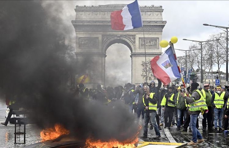 (VIDEO) Fuego y disturbios en las calles de París durante la huelga general