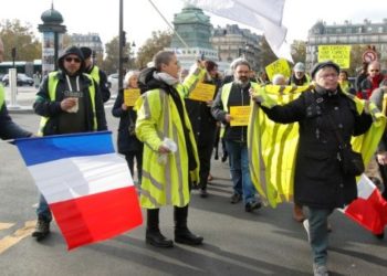 (VIDEO) Chalecos amarillos marchan en París en tercer día de huelga