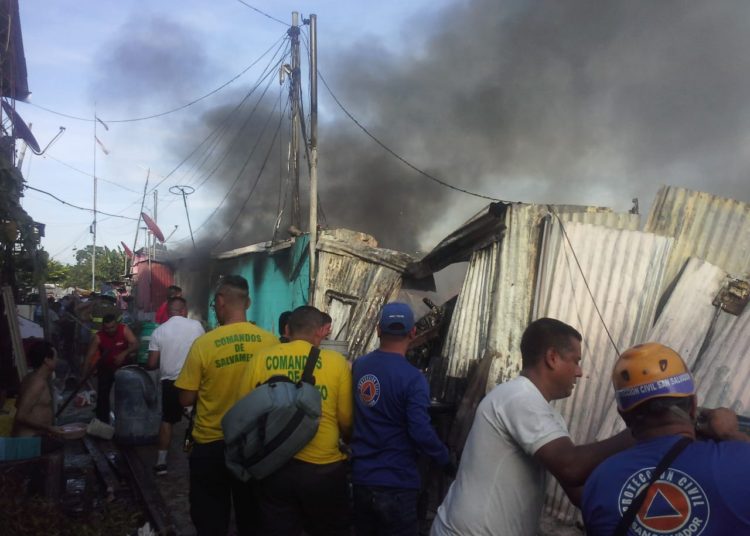 Varias viviendas fueron consumidas por las llamas en Ciudad Delgado