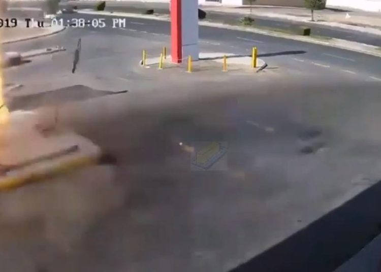 (VIDEO) Fuerte explosión levanta el suelo en una gasolinera en Arabia Saudita