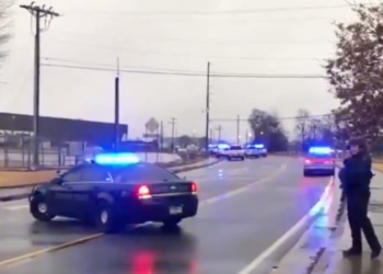 Al menos un herido en tiroteo dentro de una planta de envasado en Georgia, la policía busca al atacante