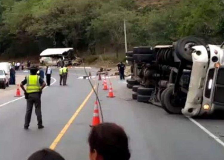 Más de 20 muertos en choque de tráiler y bus en carretera de Guatemala