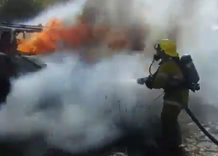 (VIDEO) Incendio destruye seis vehículos en Comasagua, La Libertad