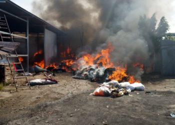 Incendio consume bodega de reciclaje de tela en carretera a Sonsonate