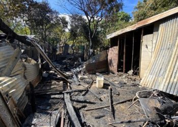 Incendio deja sin hogar a tres familias en cantón El Volcán, San Miguel