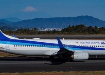 (Video) Avión con 278 pasajeros aterriza de emergencia en Japón por incendio en uno sus motores