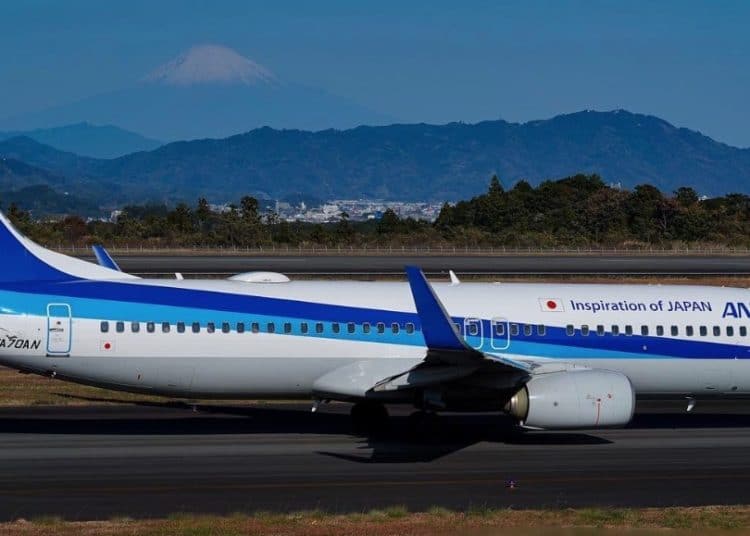 (Video) Avión con 278 pasajeros aterriza de emergencia en Japón por incendio en uno sus motores