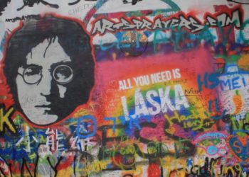 Fans recuerdan a John Lennon a 39 años de su asesinato