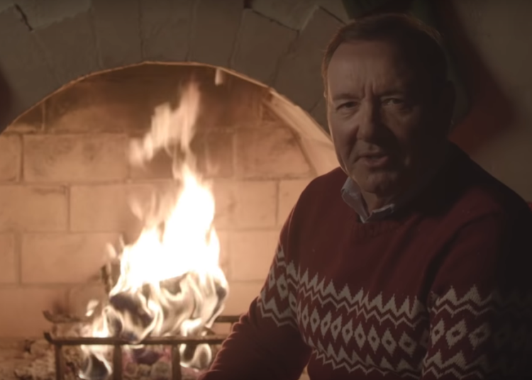 Kevin Spacey reapareció en un extraño video navideño