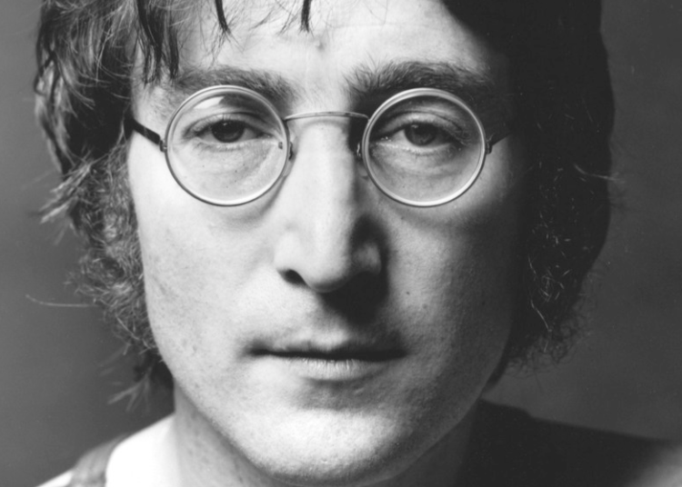 Subastan por casi 200 mil dólares las icónicas gafas de John Lennon