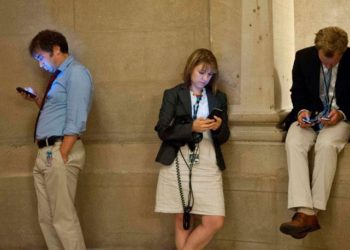 Las lesiones relacionadas con celulares van en aumento, especialmente entre los jóvenes