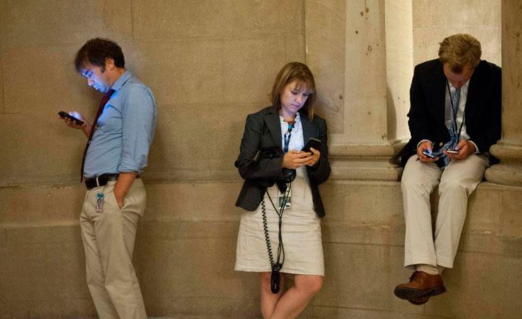 Las lesiones relacionadas con celulares van en aumento, especialmente entre los jóvenes