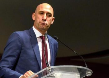 Acusan al presidente de la Federación de Fútbol de España de agredir a una mujer