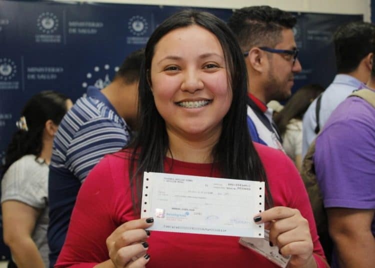 Entregan incentivo económico a internos y estudiantes de medicina en año social