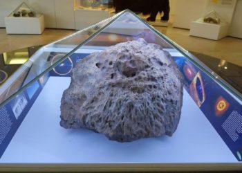(VIDEO) Vitrina que cubre un fragmento del meteorito de Cheliábinsk en un museo ‘levita’ por sí sola