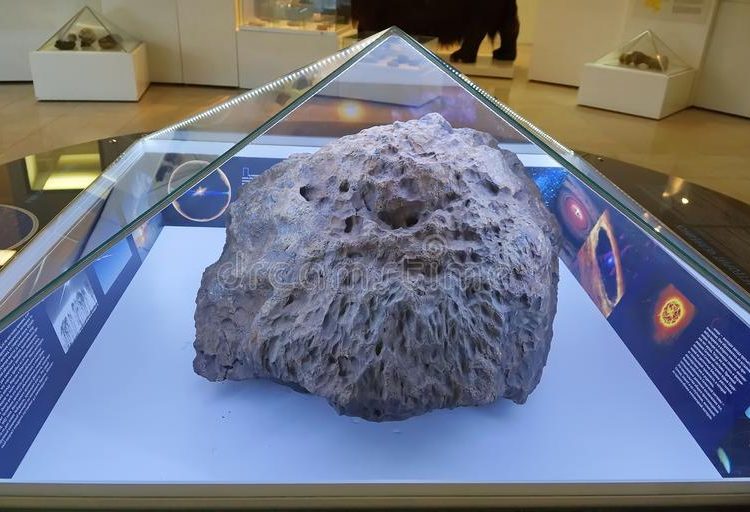 (VIDEO) Vitrina que cubre un fragmento del meteorito de Cheliábinsk en un museo ‘levita’ por sí sola