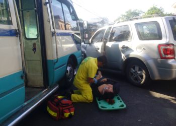 Microbús de la ruta 33B provoca accidente de tránsito sobre la Sexta Calle Poniente