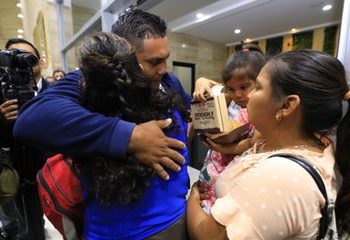 Emotiva despedida de salvadoreños que viajan a EE.UU. para trabajar con visa H2A