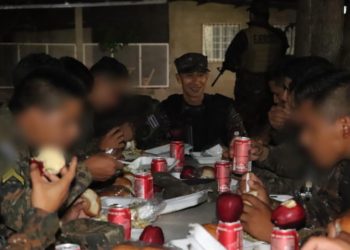 Ministro de Defensa comparte cena de fin de año con personal de tropa