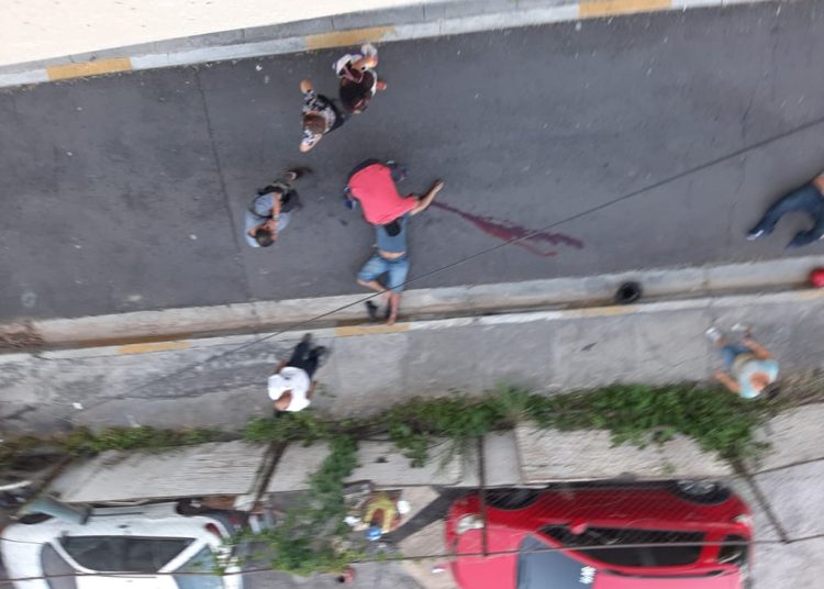 (VIDEO) Dos hombres mueren tras caer de paso a desnivel del barrio La Vega de San Salvador