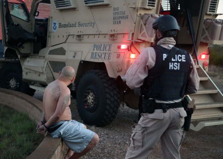 DEA y FBI desmantelan red de ‘halcones’ del Cártel de Sinaloa en Arizona