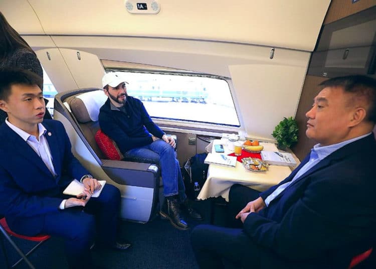 Nayib Bukele y su comitiva viajaron de Pekin a Shanghái en tren de alta velocidad
