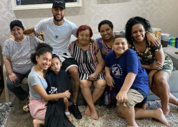 (VIDEO) Neymar muestra sus dotes de cantante al lado de artista brasileño