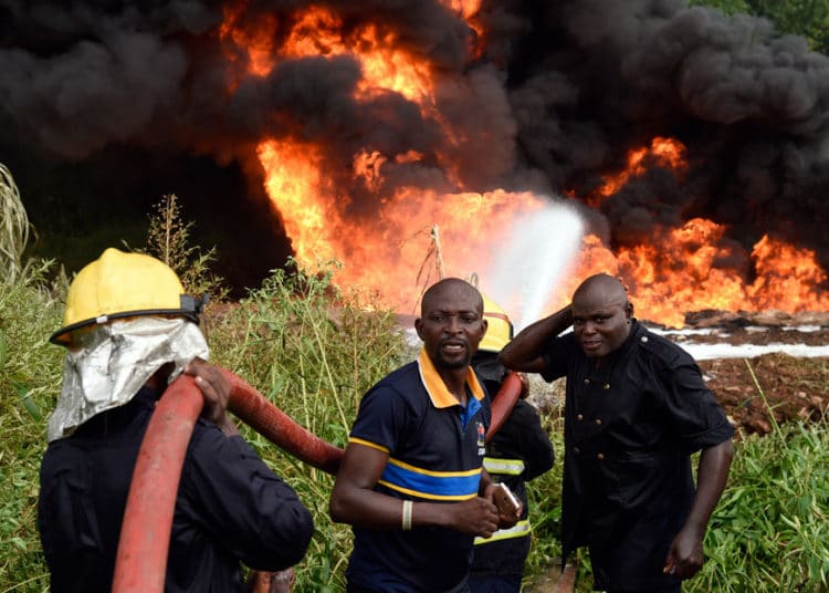 (VIDEO) Sacerdote confunde gasolina con agua bendita y causa una tragedia en Nigeria