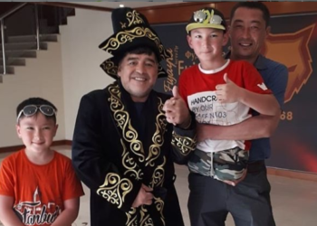 Ali Turganbekov, el niño que nació sin piernas y jugó al fútbol con Maradona, Messi y Cristiano Ronaldo