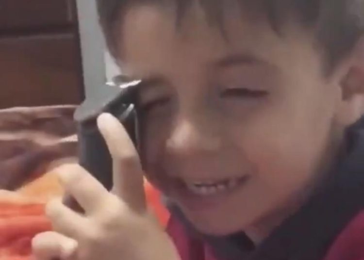 (VIDEO) Niño se “rasura la barba” y termina sin ceja mientras lo graban