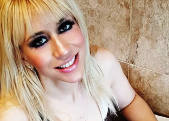 Noelia posa sin lencería y con blusa transparente