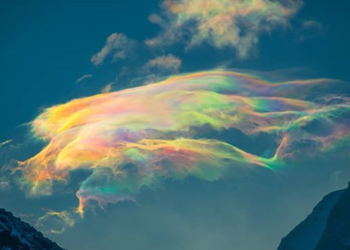 Fotografían impresionantes nubes del arco iris sobre el monte más alto del Altái en Rusia