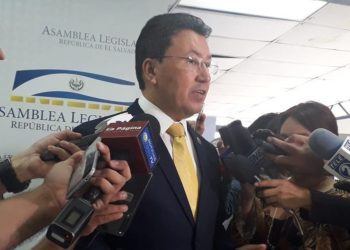 Diputado Salgado dice ver “pasivo” a fiscal para investigar a políticos que se han reunido con pandillas