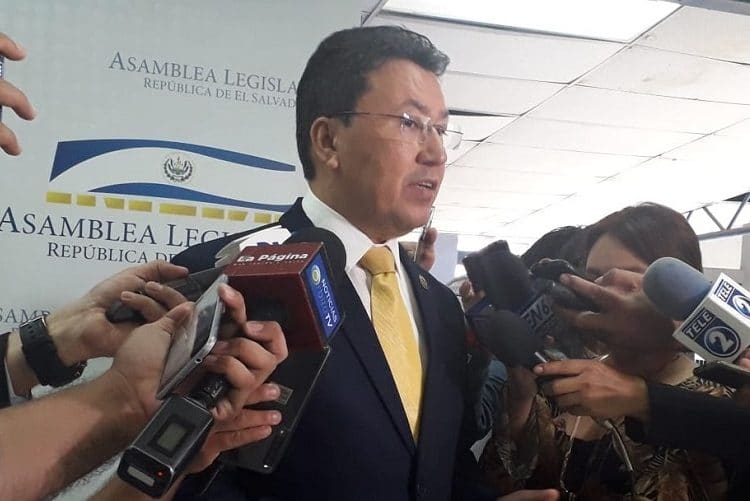 Diputado Salgado dice ver “pasivo” a fiscal para investigar a políticos que se han reunido con pandillas