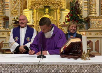 “El Padre Sexy”, así apodan ya a este sacerdote que enciende las redes con su pasión de ayudar